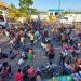 Cientos de migrantes haitianos y africanos bloquearon la mañana de este lunes la autopista costera que comunica a Chiapas con Guatemala. Foto Elio Henríquez