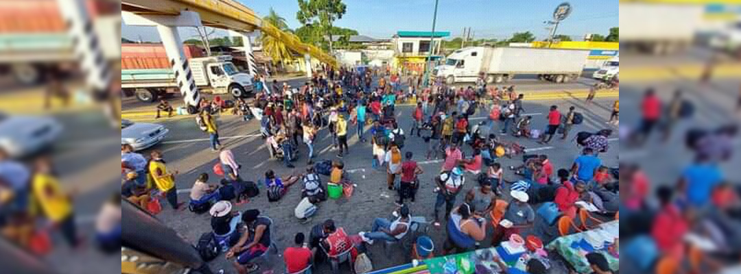 Cientos de migrantes haitianos y africanos bloquearon la mañana de este lunes la autopista costera que comunica a Chiapas con Guatemala. Foto Elio Henríquez