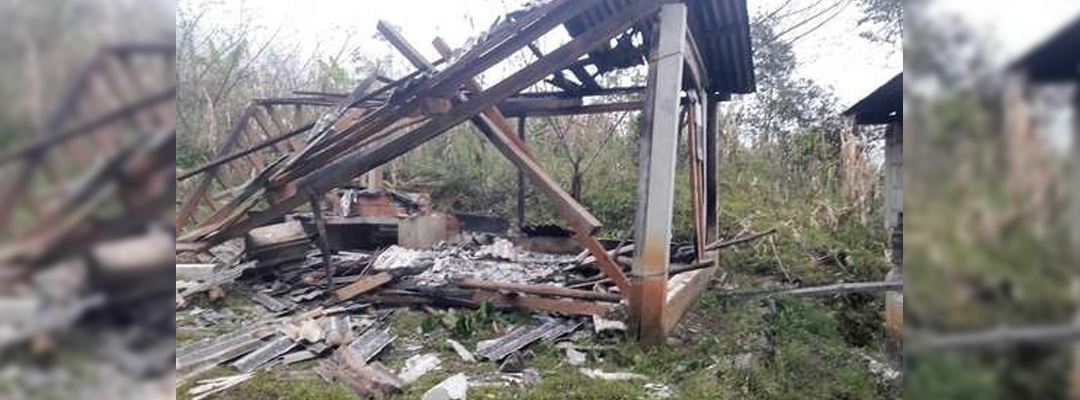 Una de las casas quemadas el sábado pasado. Foto Elio Henríquez