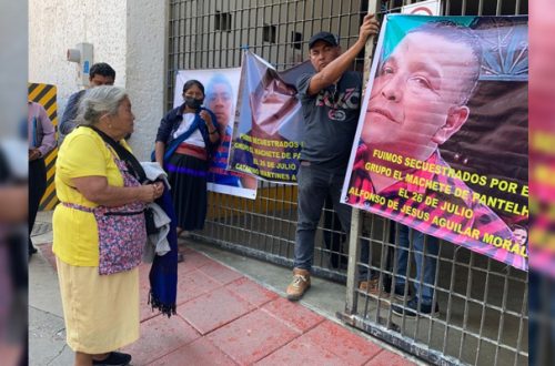 Protesta de familiares de desaparecidos de Pantelhó en el Congreso de Chiapas, el 8 de noviembre de 2021. Foto La Jornada