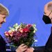 La dirigente conservadora, Angela Merkel, que estuvo 16 años al frente del país, le pidió a su sucesor, Olaf Scholz, que "trabajara por el bien de Alemania". Foto Afp
