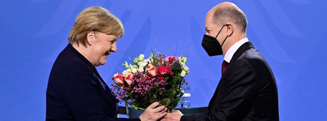 La dirigente conservadora, Angela Merkel, que estuvo 16 años al frente del país, le pidió a su sucesor, Olaf Scholz, que "trabajara por el bien de Alemania". Foto Afp
