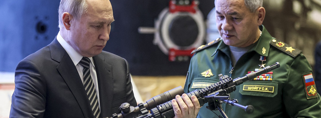 El presidente ruso Vladimir Putin y el ministro de Defensa Sergei Shoigu, durante una visita a una exhibición militar en Moscú, el 21 de diciembre de 2021. Foto Ap