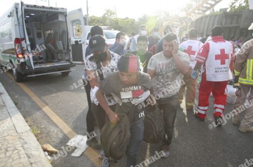 Sobrevivientes del accidente en carretera de Chiapas, registrado la tarde del nueve de diciembre. Foto Víctor Camacho