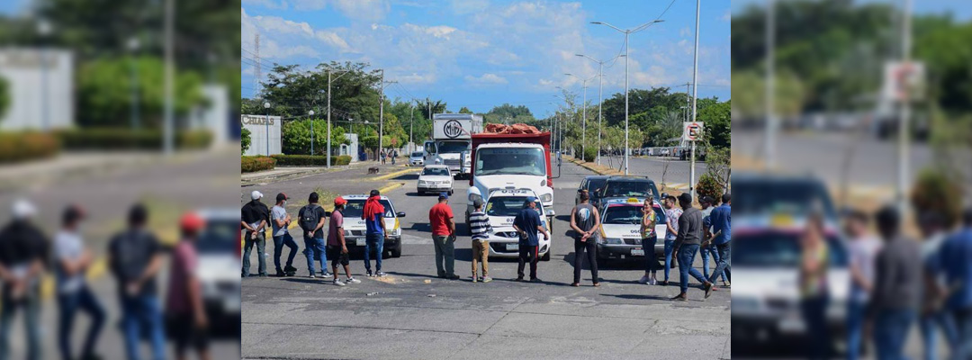 Los migrantes se portaron agresivos con los conductores de vehículos, y culpaban al gobierno de sus acciones de protesta, por se decían engañados. Foto: Cuartoscuro