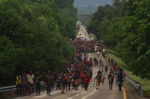 Migrantes centroamericanos, integrantes de una caravana, avanzan por una carretera en Villa Comatitlán hacia Escuintla, Chiapas, el 20 de noviembre de 2021. Foto Víctor Camacho