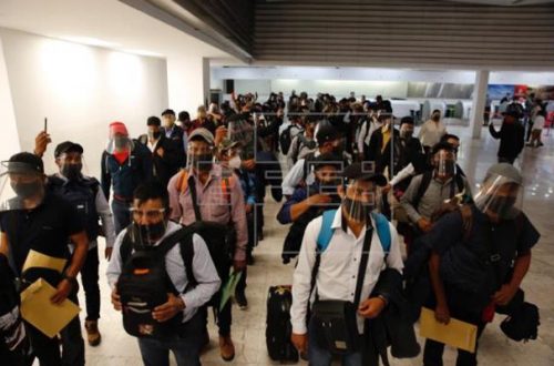Delegación zapatista regresa al sureste mexicano tras su gira por Europa Fotografía de archivo de los integrantes del Escuadrón Zapatista "La Extemporánea" antes de su viaje a Europa. EFE/Carlos Ramírez