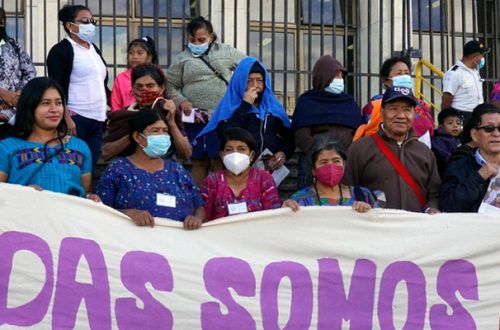 Mujeres guatemaltecas Achi realizan una manifestación al inicio del juicio contra cinco exmiembros de las patrullas civiles guatemaltecas. Foto Afp