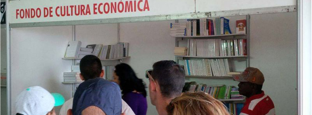 Stand del Fondo de Cultura Económica en la FIL de La Habana, en 2015. Imagen tomada de Facebook: @FCEMexico