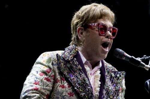 Elton John pospuso dos conciertos en Estados Unidos, que forman parte de lo que se espera sea una larga gira de despedida, después de dar positivo al covid-19. En la imagen, el artista durante su presentación en Nueva Orleans, el pasado 19 de enero. Foto Ap
