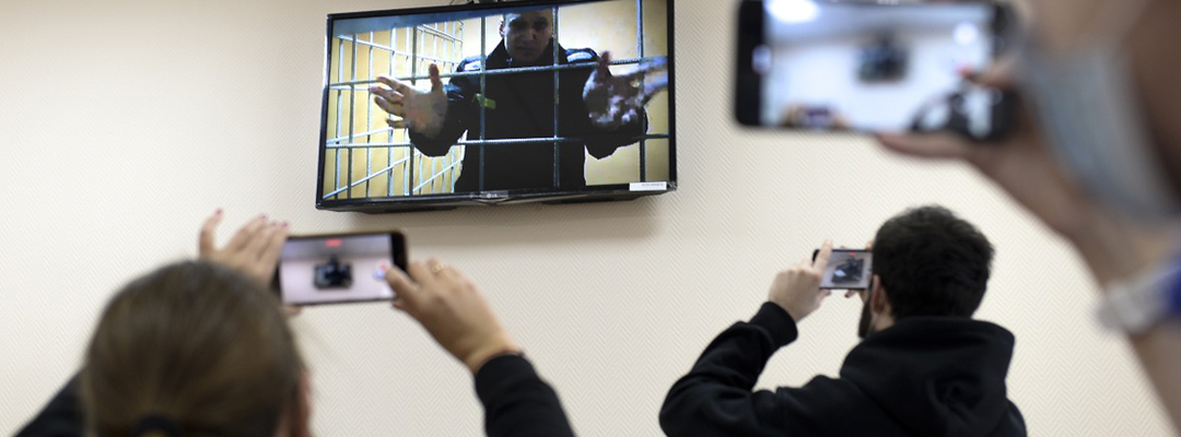 Alexei Navalny aparece en el tribunal de Petushinsky a través de un enlace de video. Foto Ap