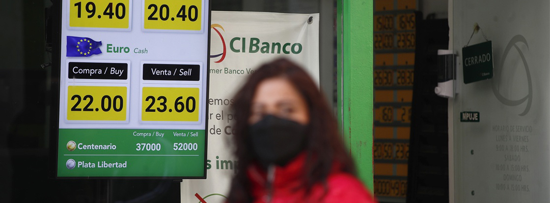 Cotización del dólar en una sucursal bancaria de la capital del país. Foto Cristina Rodríguez / Archivo