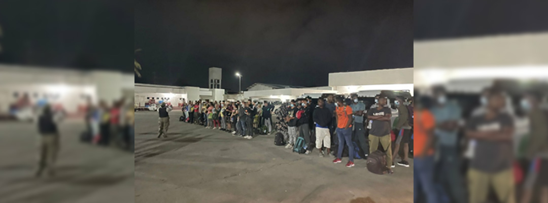 Agentes del Instituto Nacional de Migración en Chiapas identificaron a 84 extranjeros abandonados por los conductores de seis vehículos en los que eran transportados, metros antes de llegar al punto de revisión migratoria del Ejido El Edén, ubicada en el municipio de Tapachula. Foto tomada del Twitter de @INAMI_mx