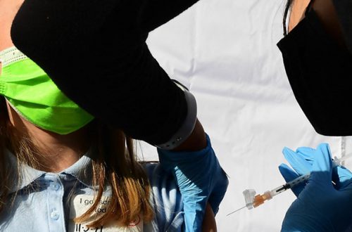 Un trabajador de la salud administra una dosis de la vacuna contra el Covid-19 de Pfizer-BioNTech a una niña en Los Ángeles, California. Foto Afp / Archivo