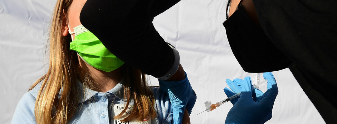 Un trabajador de la salud administra una dosis de la vacuna contra el Covid-19 de Pfizer-BioNTech a una niña en Los Ángeles, California. Foto Afp / Archivo