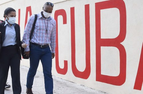 La crítica situación económica de Cuba, que provocó inéditas manifestaciones de protesta en julio pasado en cerca de 50 ciudades de la isla, motiva a muchos cubanos a emigrar de manera legal en vuelos a diferentes países de la región o ilegalmente lanzándose al mar. En la imagen, personas caminan por una calle de La Habana, el 17 de enero pasado. Foto Xinhua