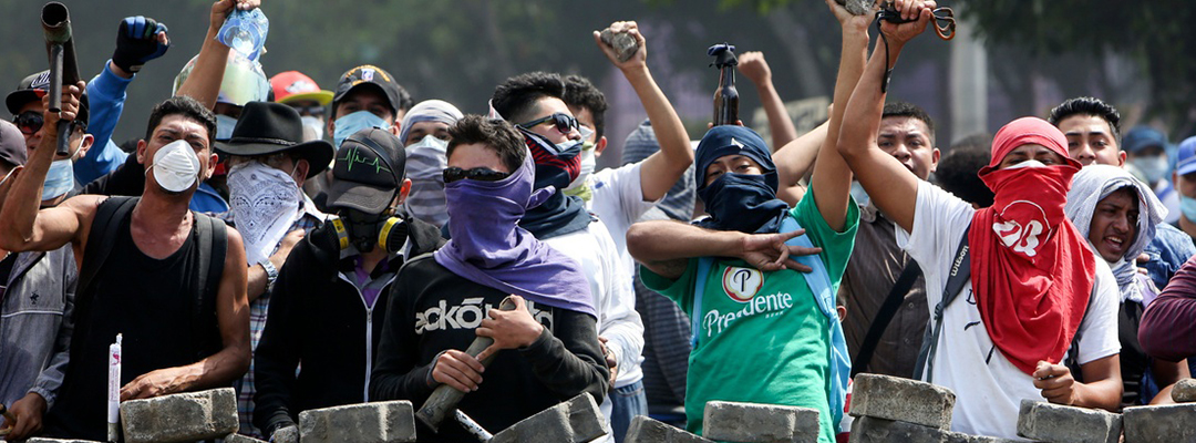 Opositores al gobierno de Daniel Ortega en Nicaragua protestan en la revuelta social de 2018. Foto Ap/Archivo