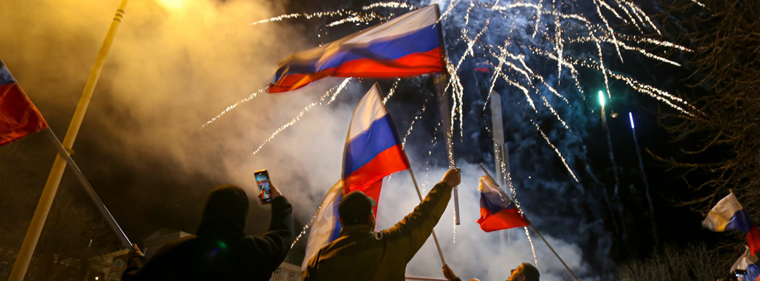 La gente ondea banderas nacionales rusas celebrando el reconocimiento de la independencia en el centro de Donetsk, el territorio controlado por militantes prorrusos, en el este de Ucrania. Foto Ap