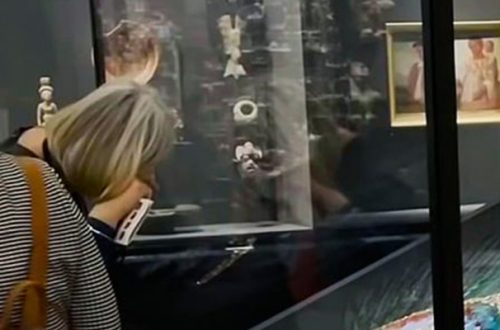 Visitantes del Museo del Mundo, en Viena, desconcertados con la audioguía intervenida con la voz de Xokonoschetlet Gómora quien habla de la importancia del "Penacho de Moctezuma" para México. Imagen: Captura de video
