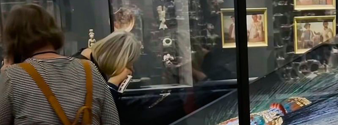 Visitantes del Museo del Mundo, en Viena, desconcertados con la audioguía intervenida con la voz de Xokonoschetlet Gómora quien habla de la importancia del "Penacho de Moctezuma" para México. Imagen: Captura de video