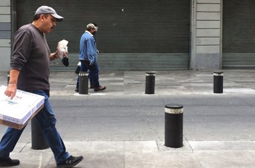 Comercios formales cerrados cuando la fase del semáforo epidemiológico en la Ciudad de México era rojo. Foto Cristina Rodríguez / Archivo
