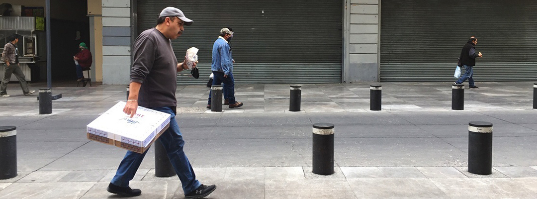 Comercios formales cerrados cuando la fase del semáforo epidemiológico en la Ciudad de México era rojo. Foto Cristina Rodríguez / Archivo
