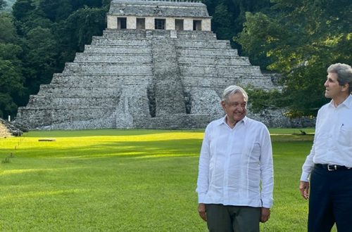El presidente Andrés Manuel López Obrador y el enviado especial para el clima del gobierno estadunidense, John Kerry, en Palenque, el 18 de octubre de 2021. Foto cortesía Presidencia