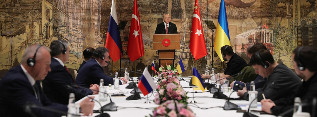 El presidente turco, Recep Tayyip Erdogan, durante la apertura de conversaciones entre Ucrania y Rusia en Estambul, el 29 de marzo de 2022. Foto Afp