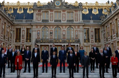 El presidente de Francia, Emmanuel Macron, y los líderes de la Unión Europea posan para una fotografía en el Palacio de Versalles, cerca de París, antes de la cumbre de líderes de la UE para discutir las consecuencias de la invasión de Rusia en Ucrania, el 10 de marzo de 2022. Foto Afp