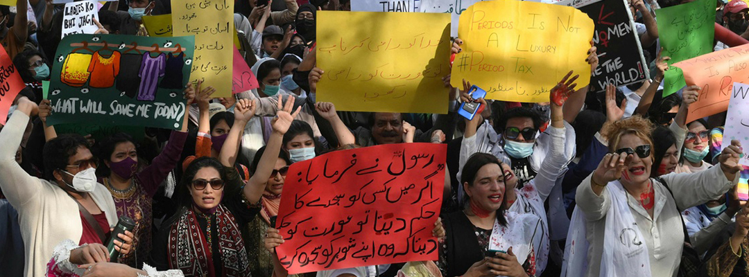 En Pakistán, hay mujeres que siguen siendo asesinadas a balazos, cuchilladas, estranguladas, lapidadas o quemadas por haber "ensuciado el honor" de su familia. En la imagen, marcha en este país por el 8M. Foto Afp