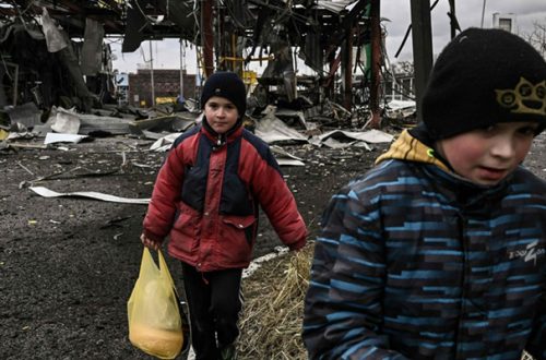 Niños evacuan la ciudad de Irpin, al noroeste de Kiev, durante fuertes bombardeos, el 5 de marzo de 2022. Foto Afp