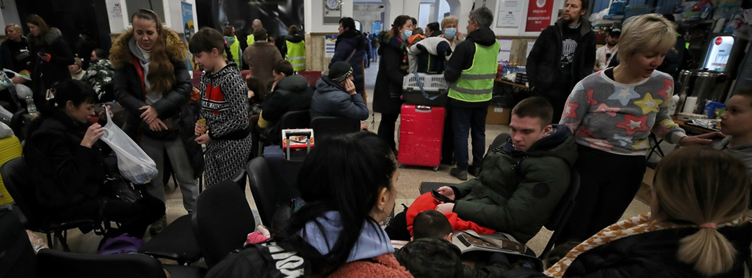 Ucranios desplazados por la guerra descansan en el albergue temporal de la estación de trenes Gara de Nord, en Rumania. Foto Marco Peláez