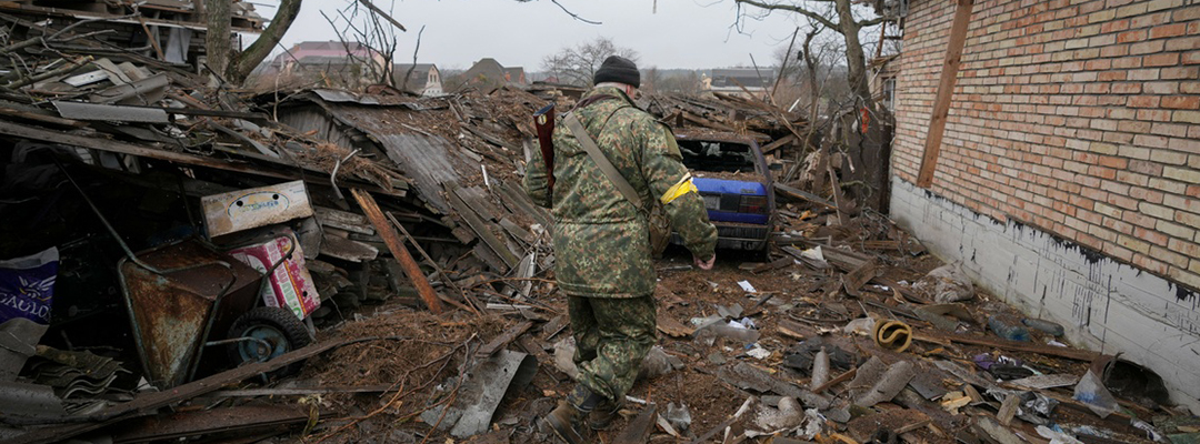 Soldado camina sobre las ruinas de una casa en Kiev, Ucrania. Foto Ap