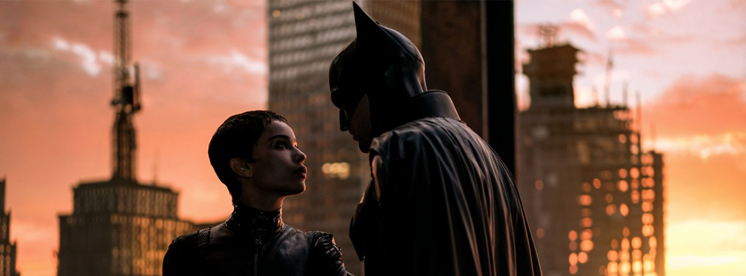 Zoë Kravitz (Gatúbela) y Robert Pattinson en 'The Batman', que Warner Bros lanzará en los cines del mundo este viernes. Foto Ap