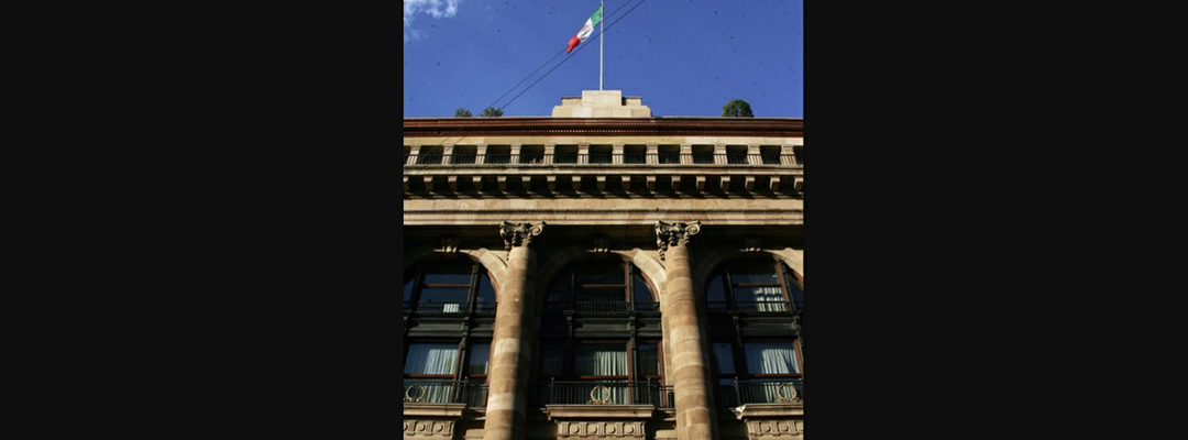 Fachada del Banco de México. Foto Roberto García Ortiz