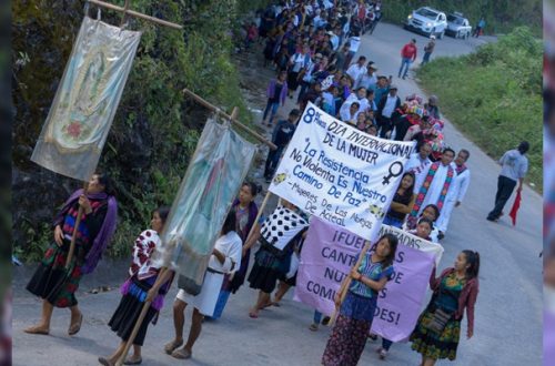 Mujeres indígenas tzeltales y tzotziles se manifestaron en el marco del Día Internacional de la Mujer, hoy en el municipio de Chenalhó, en el estado de Chiapas (México). EFE/Carlos López