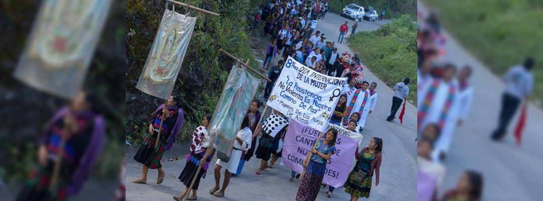 Mujeres indígenas tzeltales y tzotziles se manifestaron en el marco del Día Internacional de la Mujer, hoy en el municipio de Chenalhó, en el estado de Chiapas (México). EFE/Carlos López