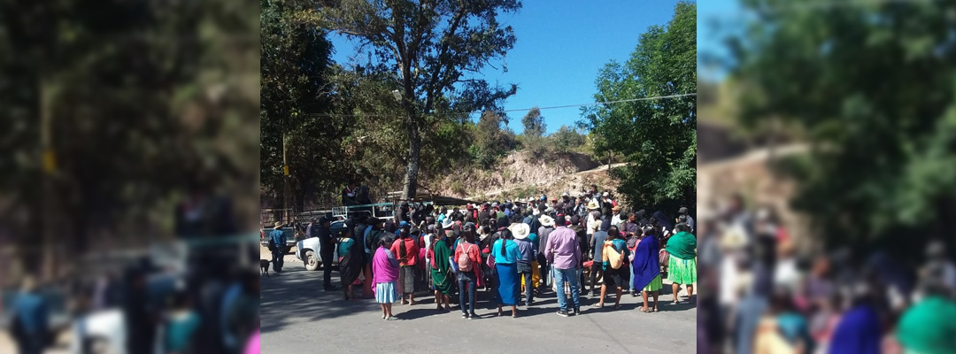 Mujeres indígenas nahuas bloquearon la carretera de Chilapa a José Joaquín de Herrera para pedir recursos económicos para diversos proyectos. Foto ‘La Jornada’