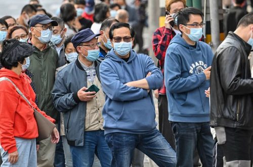 Habitantes de Hongkou, Shanghái, hacen fila para realizarse una prueba covid-19, el 16 de marzo de 2022. Foto Afp