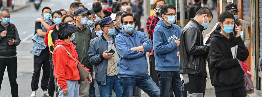 Habitantes de Hongkou, Shanghái, hacen fila para realizarse una prueba covid-19, el 16 de marzo de 2022. Foto Afp