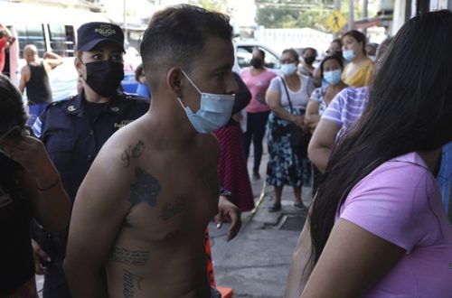 Pandilleros arrestados al ser ingresados a la prisión temporal de El Penalito, en Ciudad Delgado, El Salvador, el 6 de abril pasado. Foto Ap
