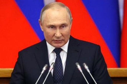 El titular del Kremlin, Vladimir Putin, amenazó con usar su arsenal nuclear contra cualquiera que intente revertir sus planes en Ucrania. Foto Afp