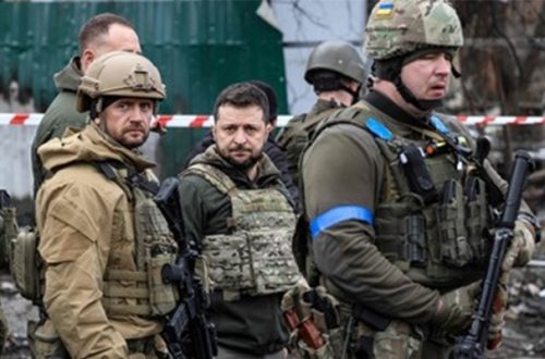 El presidente de Ucrania Volodimir Zelensky acudió a la ciudad de Bucha devastada por los ataques de Rusia. Foto Afp