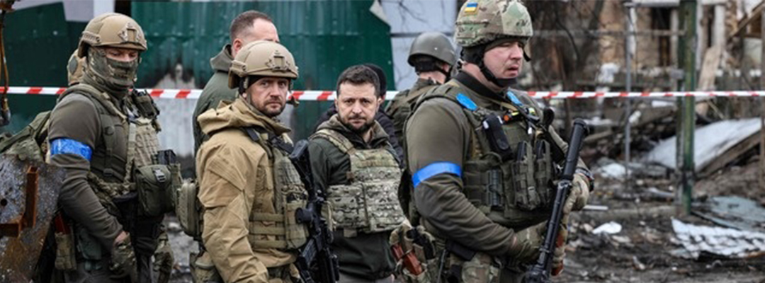 El presidente de Ucrania Volodimir Zelensky acudió a la ciudad de Bucha devastada por los ataques de Rusia. Foto Afp