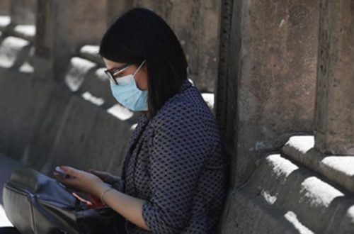 Una mujer utiliza un teléfono móvil en imagen de archivo. Foto Cristina Rodríguez