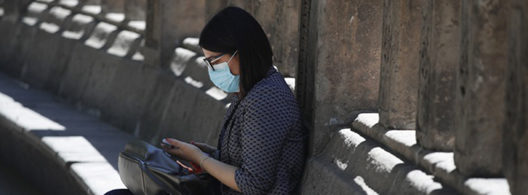 Una mujer utiliza un teléfono móvil en imagen de archivo. Foto Cristina Rodríguez