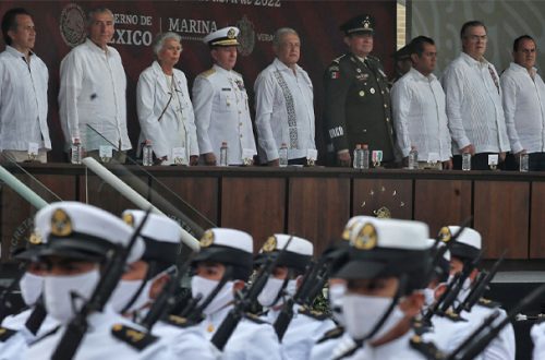 El presidente Andrés Manuel López Obrador (c) durante la ceremonia por el 108 Aniversario de la Defensa Patriótica del Puerto de Veracruz. Foto Marco Peláez