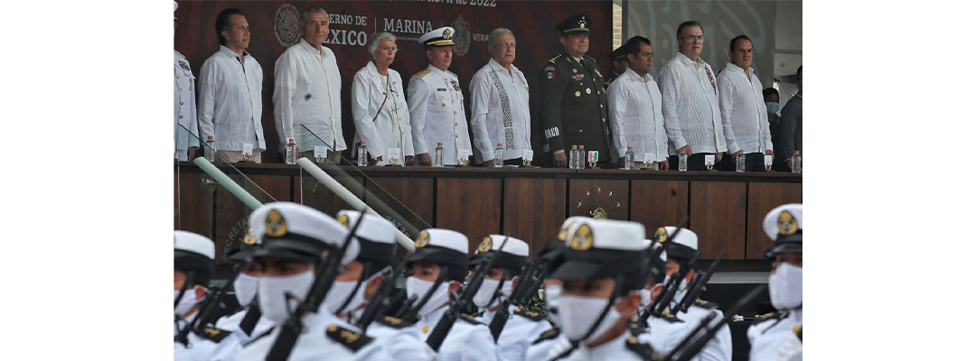 El presidente Andrés Manuel López Obrador (c) durante la ceremonia por el 108 Aniversario de la Defensa Patriótica del Puerto de Veracruz. Foto Marco Peláez