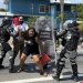 Los 600 migrantes que este viernes iniciaron una caravana de Tapachula a la Ciudad de México se enfrentaron con agentes de la Guardia Nacional, con saldo de decenas de detenidos y lesionados de ambos lados. Foto Ap