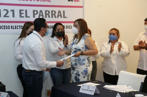 Elvira del Carmen Castañeda, candidata de Morena-PVEM en El Parral, Chiapas, recibe la constancia de mayoría. Foto Tomada del Twitter @IEPCChiapas